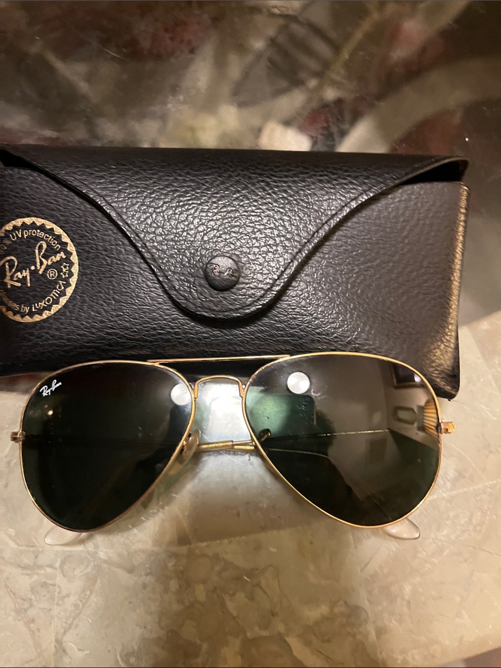 😎😎Ray-Ban Gold Frame Sunglasses with Black Case and Green Lenses😎